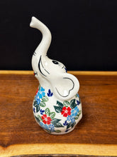 Load image into Gallery viewer, Elephant Ring Holder, Kalich - Red &amp; Blue
