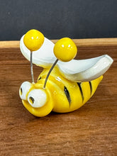 Load image into Gallery viewer, Plant stem - Little Bee Hanging on Wire Stem
