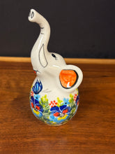 Load image into Gallery viewer, Elephant Ring Holder, Kalich - Hawaiian Hibiscus
