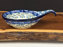 Load image into Gallery viewer, Ladle Rest 4.5” - Bluebird Vines
