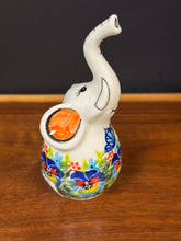Load image into Gallery viewer, Elephant Ring Holder, Kalich - Hawaiian Hibiscus
