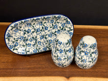 Load image into Gallery viewer, Salt &amp; Pepper Set - Forget Me Knots
