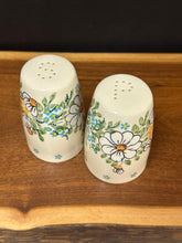 Load image into Gallery viewer, Salt &amp; Pepper Set, Manufaktura - Daisy Chain
