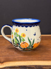 Load image into Gallery viewer, Mug, Bubble Kalich 8 oz - Black Cat &amp; Scarecrow
