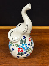 Load image into Gallery viewer, Elephant Ring Holder, Kalich - Red &amp; Blue
