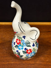 Load image into Gallery viewer, Elephant Ring Holder, Kalich - Red &amp; Blue
