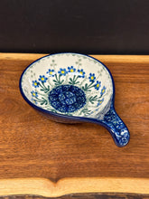 Load image into Gallery viewer, Ladle Rest 4.5” - Blue Spring Daisy
