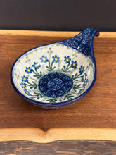 Load image into Gallery viewer, Ladle Rest 4.5” - Blue Spring Daisy
