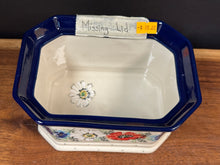 Load image into Gallery viewer, Cake Box, Medium - Freedom Flowers - Lid Missing
