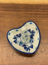 Load image into Gallery viewer, Ring Holder, Heart Based
